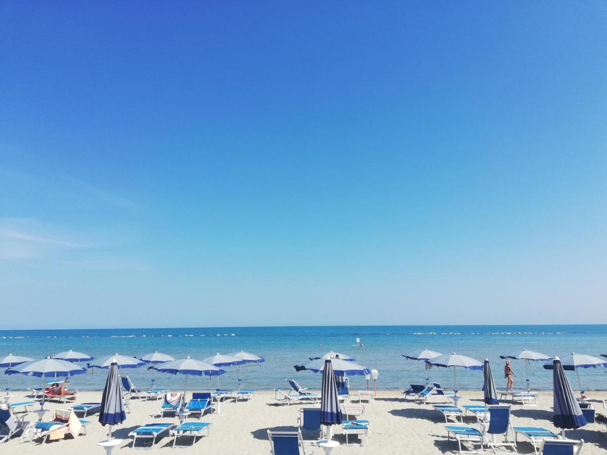 Attico Fronte Mare Lägenhet Martinsicuro Exteriör bild