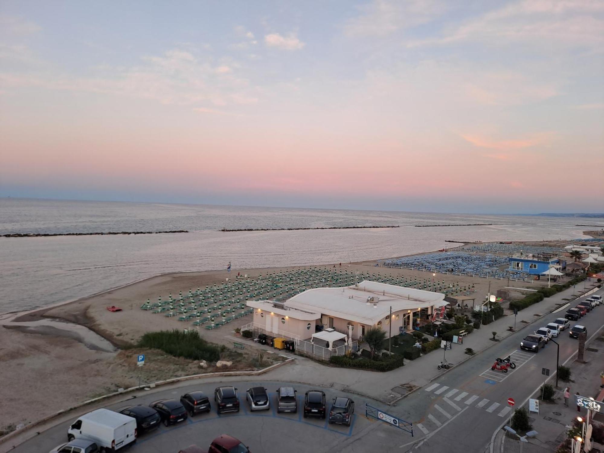 Attico Fronte Mare Lägenhet Martinsicuro Exteriör bild